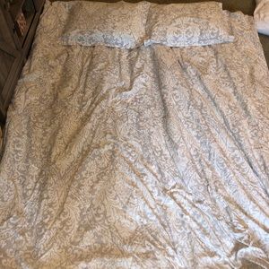 Queen bed comforter (reversible)